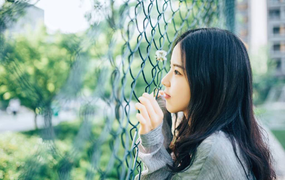 “夫人，有事？”刘璝回头，看着这个曾经名满蜀中的美人，如今却已经成了自己的妻子，成了自己孩子的娘亲，当初不知道羡煞多少蜀中俊杰，每每想到这里，刘璝就一阵自豪。